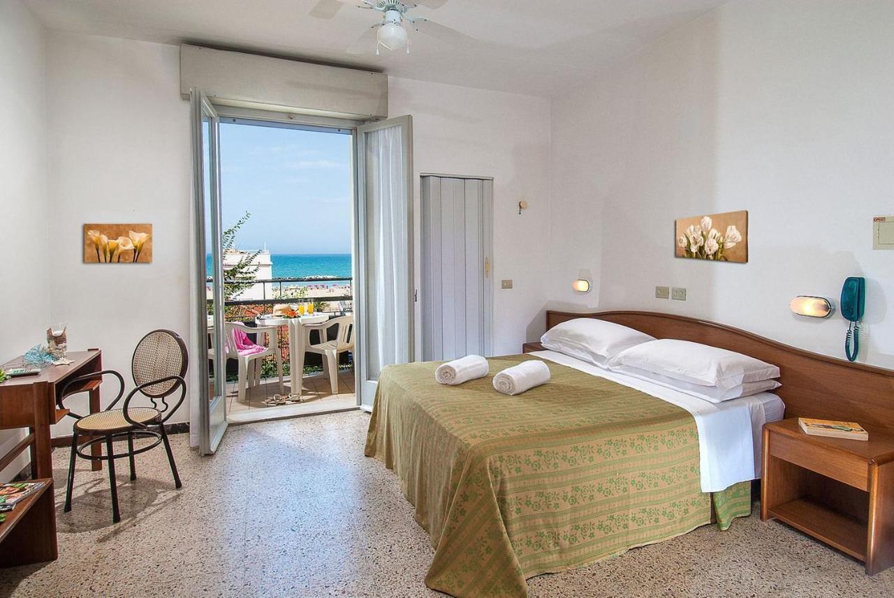Hotel Ninfea カットーリカ エクステリア 写真
